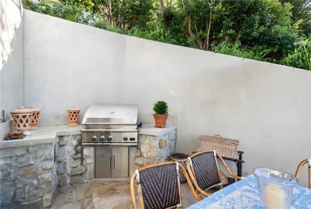 2100 Crestview Drive, Laguna Beach, CA 92651