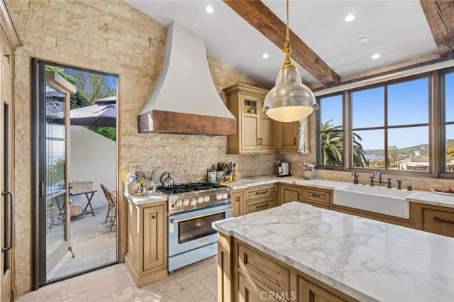 2100 Crestview Drive, Laguna Beach, CA 92651