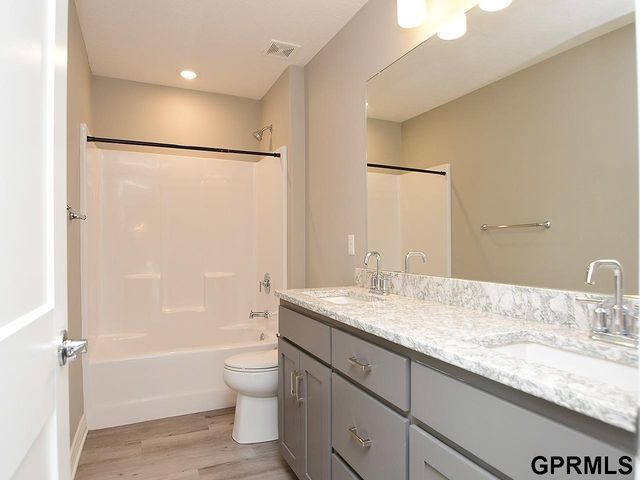 18421 Merion Drive, Omaha, NE 68136