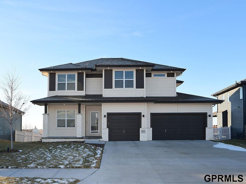 18421 Merion Drive, Omaha, NE 68136