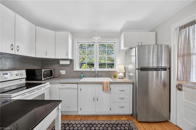 2124 Konnoak View Drive, Winston-salem, NC 27127