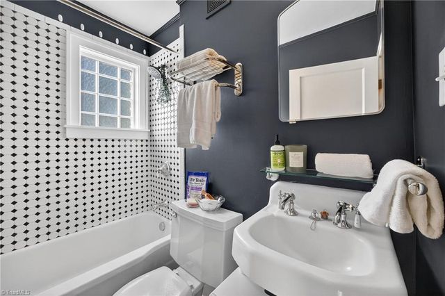 2124 Konnoak View Drive, Winston-salem, NC 27127