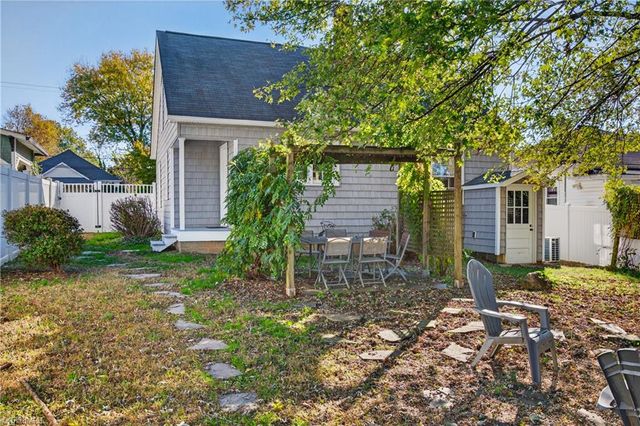 2124 Konnoak View Drive, Winston-salem, NC 27127