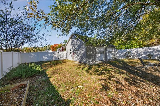 2124 Konnoak View Drive, Winston-salem, NC 27127