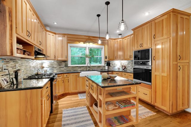 1221 Clifftops Ave, Monteagle, TN 37356