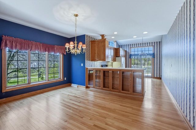 506 Spring Crest CIRCLE, Waukesha, WI 53188
