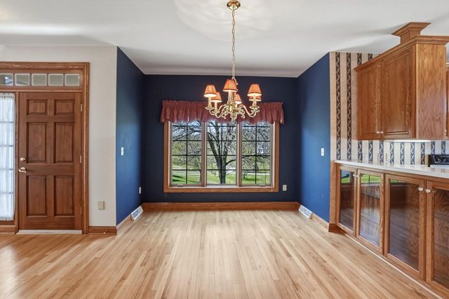 506 Spring Crest CIRCLE, Waukesha, WI 53188