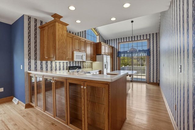 506 Spring Crest CIRCLE, Waukesha, WI 53188