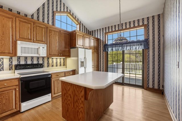 506 Spring Crest CIRCLE, Waukesha, WI 53188
