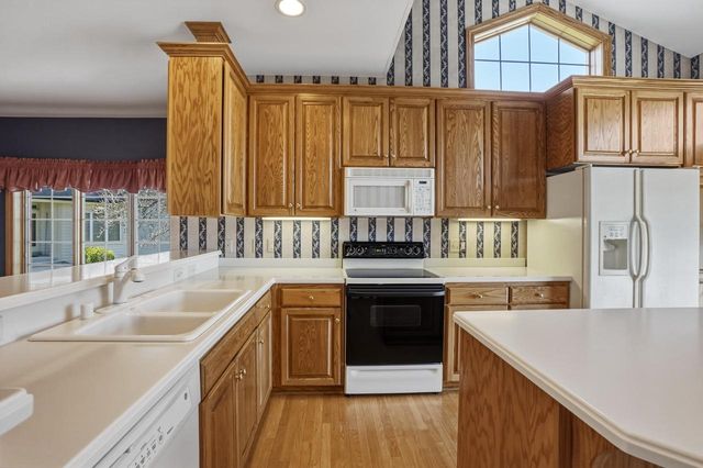 506 Spring Crest CIRCLE, Waukesha, WI 53188