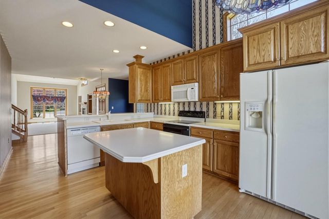 506 Spring Crest CIRCLE, Waukesha, WI 53188