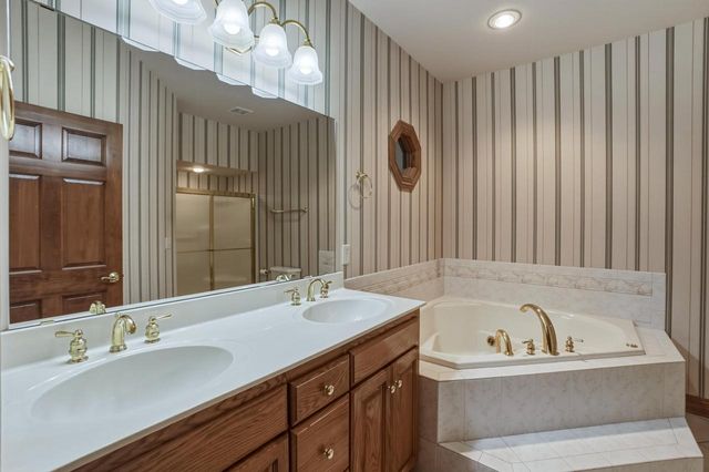 506 Spring Crest CIRCLE, Waukesha, WI 53188