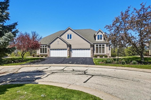 506 Spring Crest CIRCLE, Waukesha, WI 53188