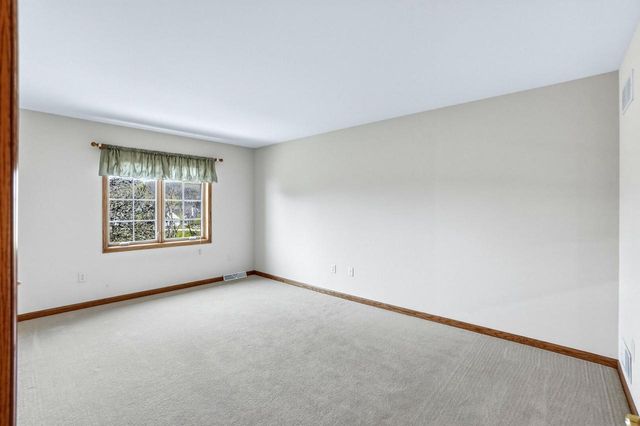 506 Spring Crest CIRCLE, Waukesha, WI 53188