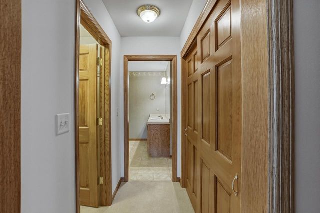 506 Spring Crest CIRCLE, Waukesha, WI 53188