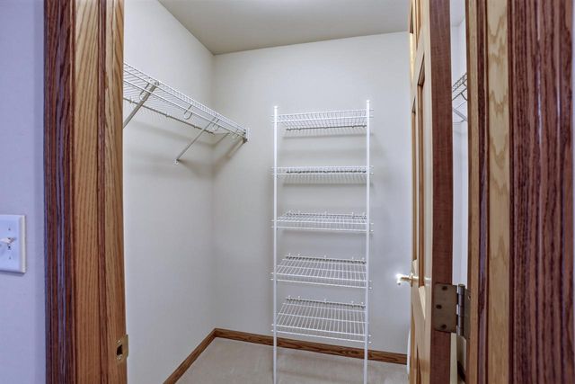 506 Spring Crest CIRCLE, Waukesha, WI 53188