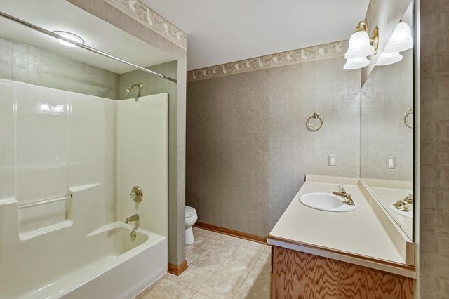 506 Spring Crest CIRCLE, Waukesha, WI 53188