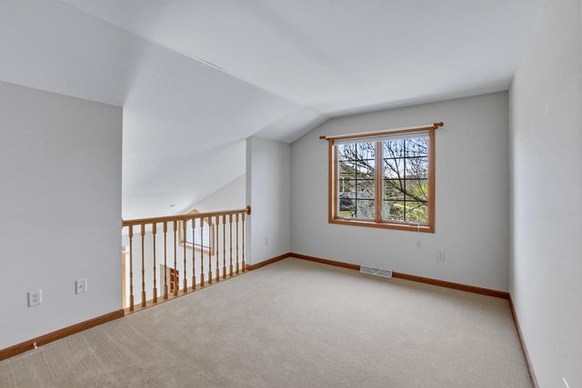 506 Spring Crest CIRCLE, Waukesha, WI 53188