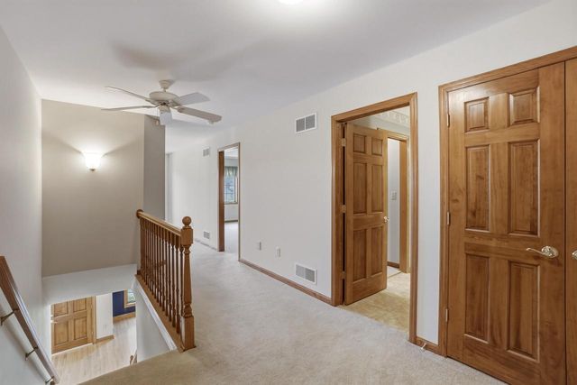 506 Spring Crest CIRCLE, Waukesha, WI 53188