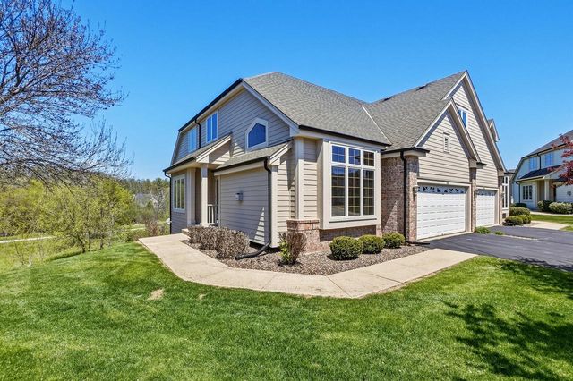 506 Spring Crest CIRCLE, Waukesha, WI 53188