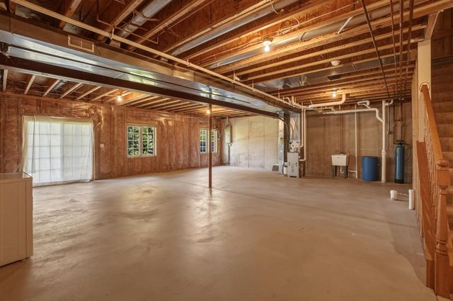 506 Spring Crest CIRCLE, Waukesha, WI 53188