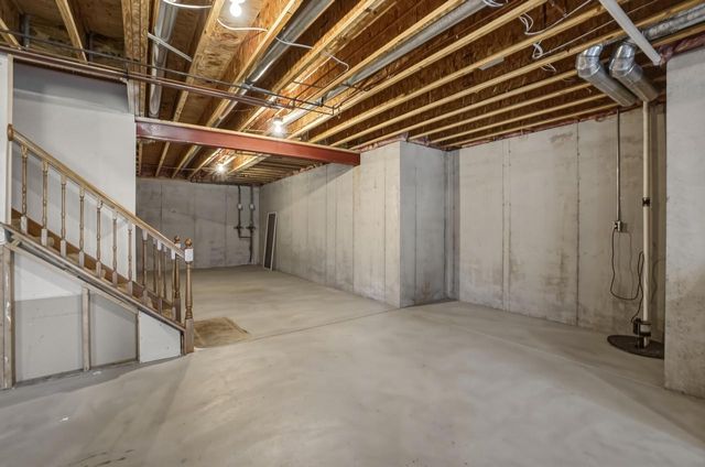 506 Spring Crest CIRCLE, Waukesha, WI 53188