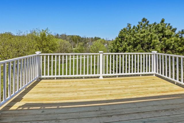 506 Spring Crest CIRCLE, Waukesha, WI 53188
