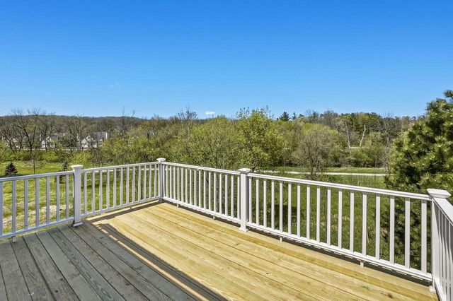 506 Spring Crest CIRCLE, Waukesha, WI 53188
