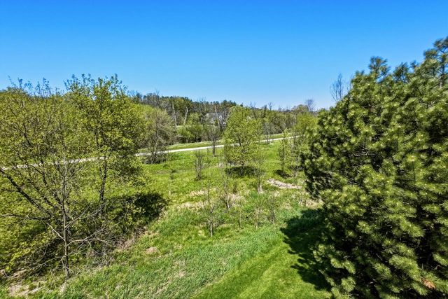 506 Spring Crest CIRCLE, Waukesha, WI 53188
