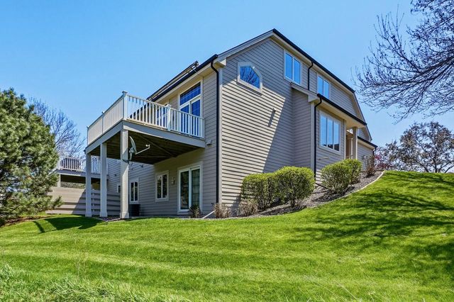 506 Spring Crest CIRCLE, Waukesha, WI 53188