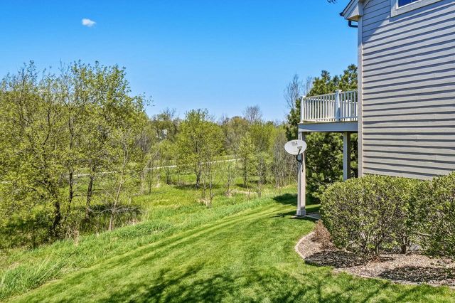 506 Spring Crest CIRCLE, Waukesha, WI 53188