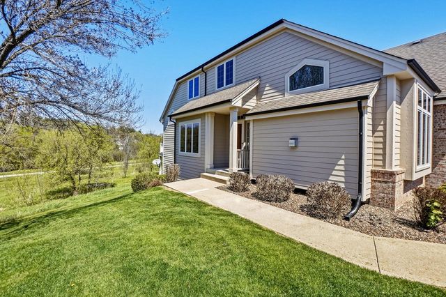 506 Spring Crest CIRCLE, Waukesha, WI 53188