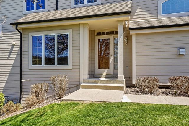 506 Spring Crest CIRCLE, Waukesha, WI 53188