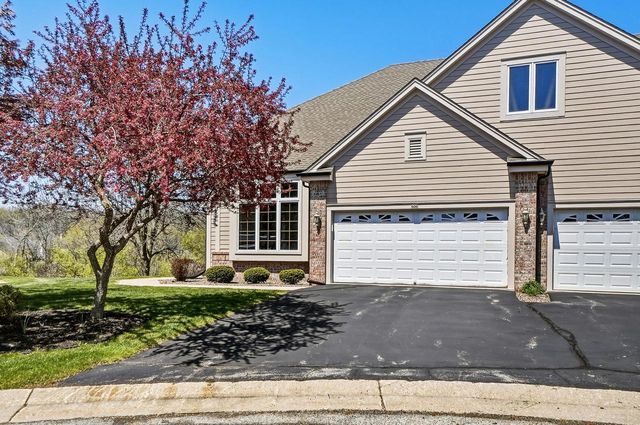 506 Spring Crest CIRCLE, Waukesha, WI 53188