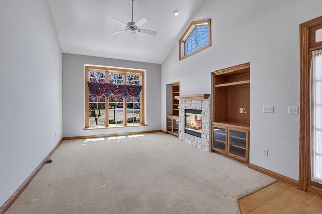 506 Spring Crest CIRCLE, Waukesha, WI 53188