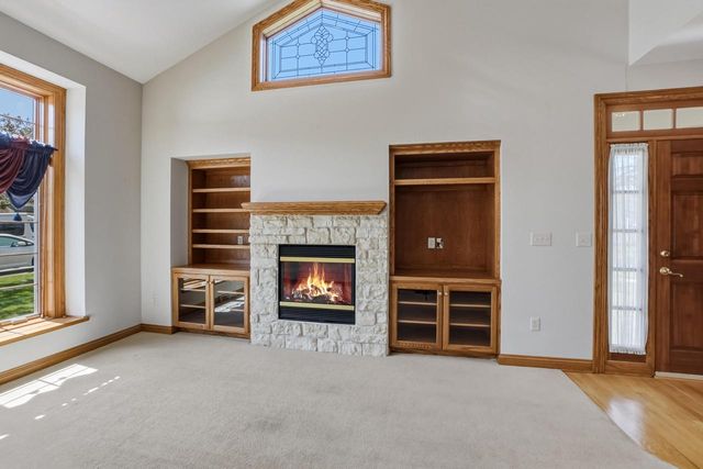 506 Spring Crest CIRCLE, Waukesha, WI 53188