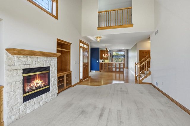 506 Spring Crest CIRCLE, Waukesha, WI 53188
