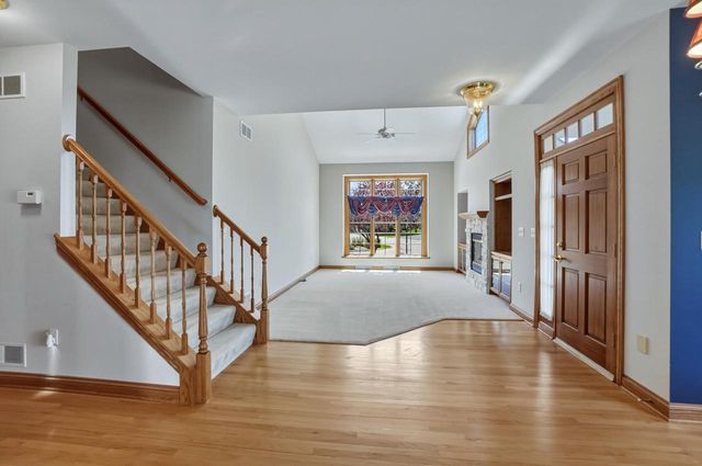 506 Spring Crest CIRCLE, Waukesha, WI 53188