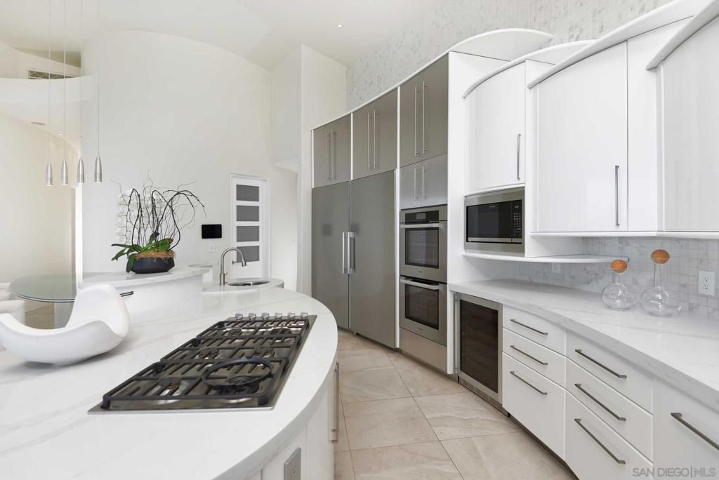 Image 17 of property listing at 7455 Hillside Dr, La Jolla, CA 92037