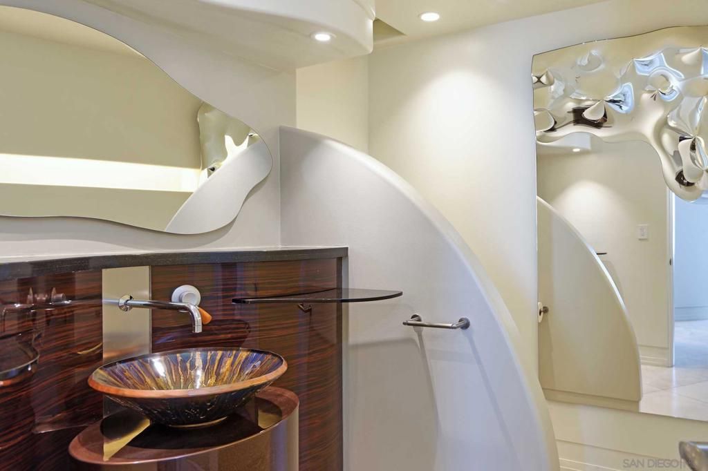 Image 19 of property listing at 7455 Hillside Dr, La Jolla, CA 92037