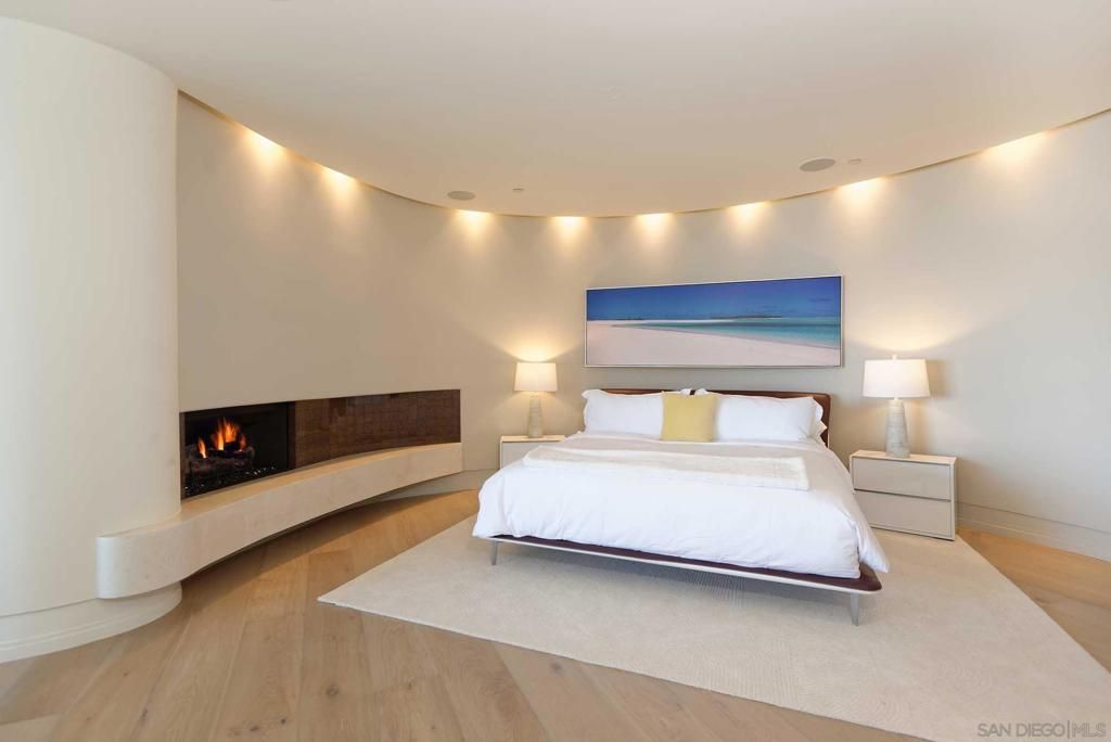 Image 21 of property listing at 7455 Hillside Dr, La Jolla, CA 92037