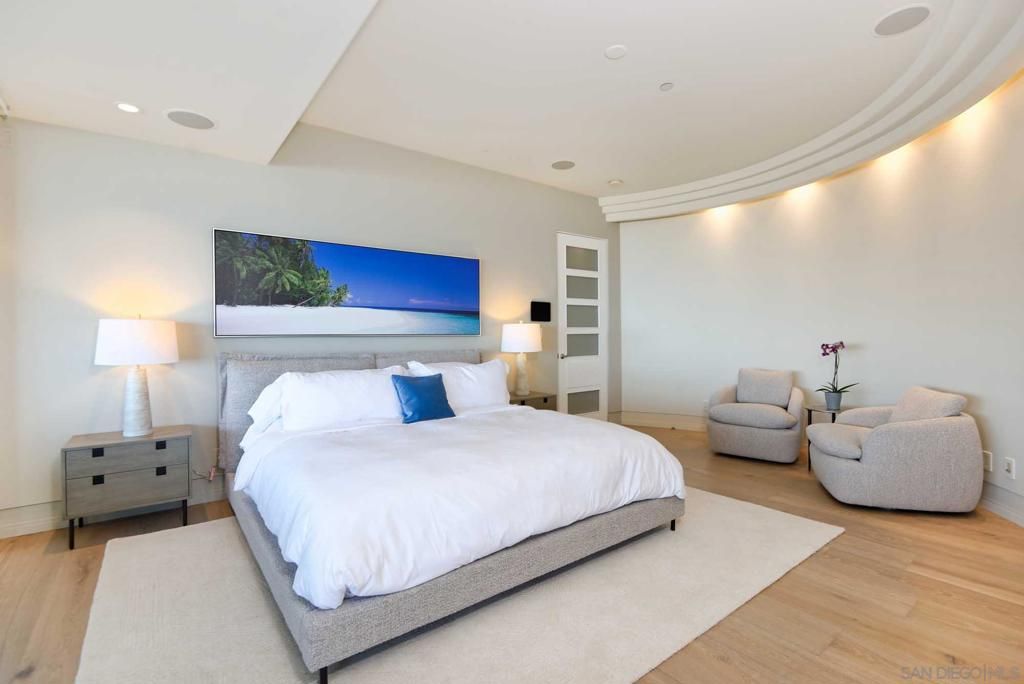 Image 25 of property listing at 7455 Hillside Dr, La Jolla, CA 92037