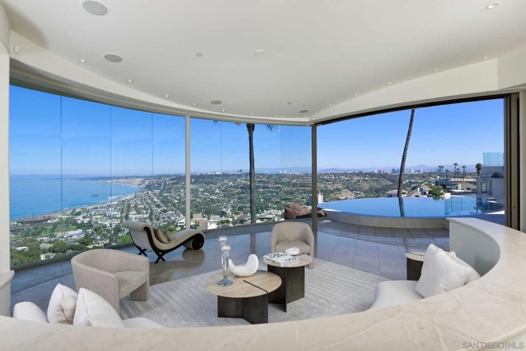 Image 3 of property listing at 7455 Hillside Dr, La Jolla, CA 92037