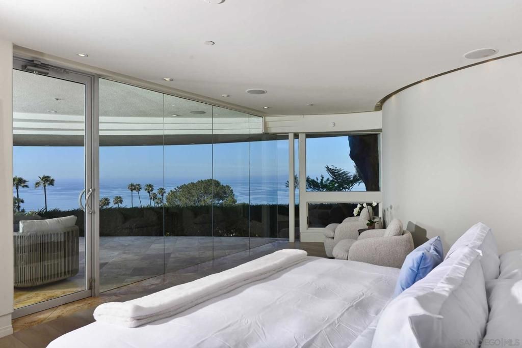 Image 33 of property listing at 7455 Hillside Dr, La Jolla, CA 92037