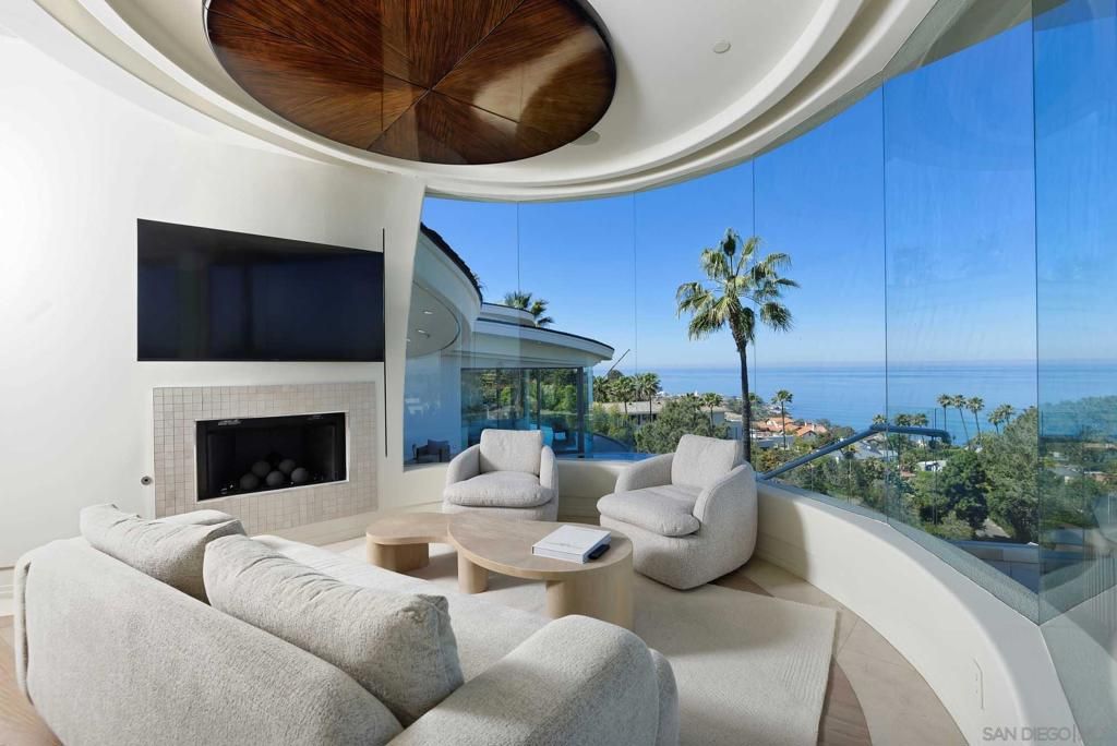 Image 35 of property listing at 7455 Hillside Dr, La Jolla, CA 92037