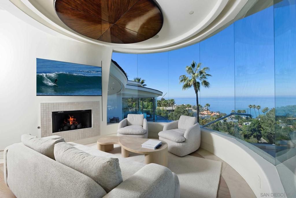 Image 4 of property listing at 7455 Hillside Dr, La Jolla, CA 92037