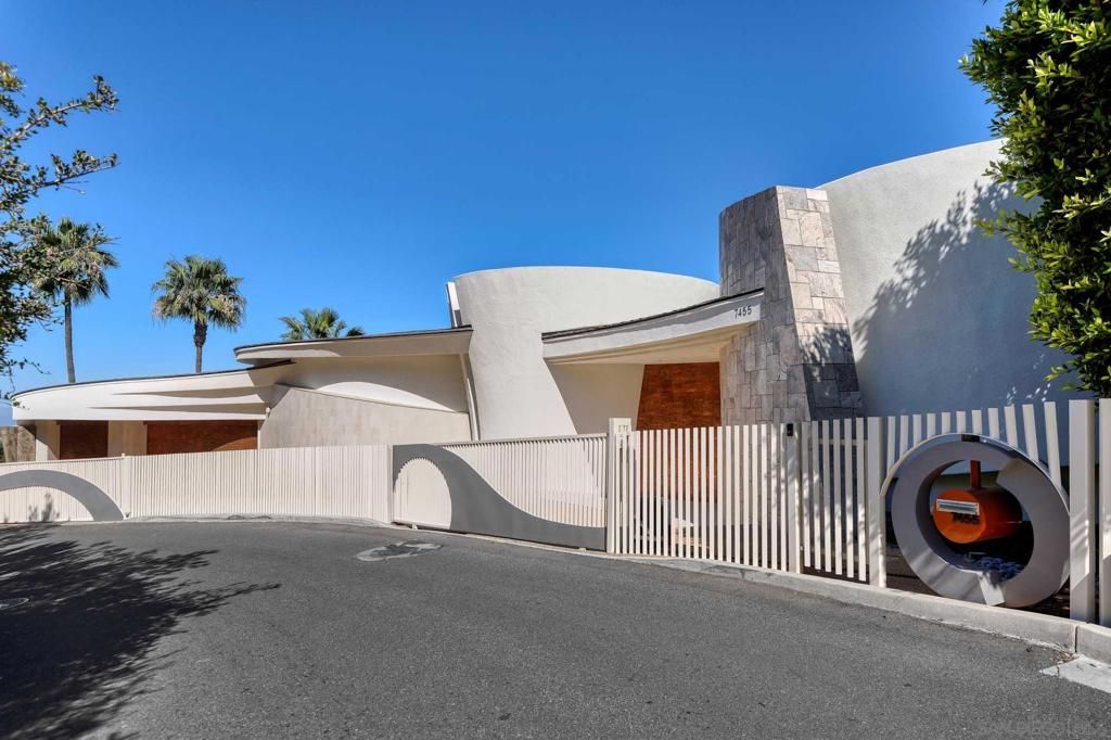 Image 6 of property listing at 7455 Hillside Dr, La Jolla, CA 92037