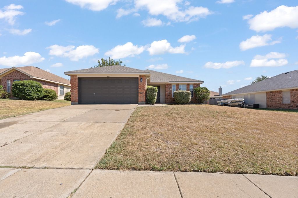 832 Beaver Creek Drive, Burleson, TX 76028 — exterior