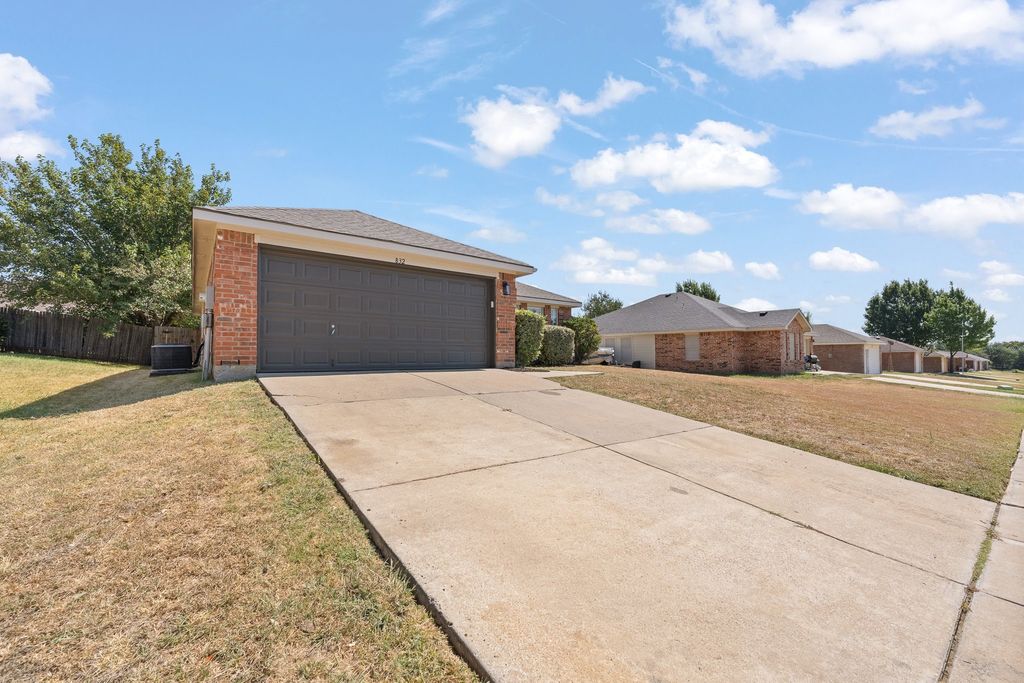 832 Beaver Creek Drive, Burleson, TX 76028 — photo 3