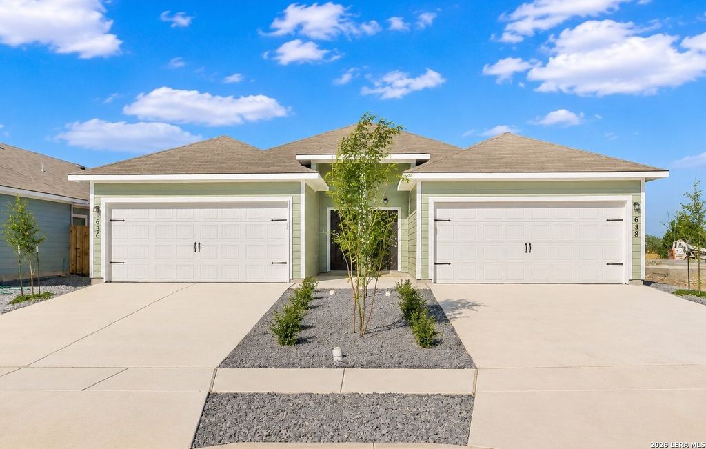 636 Heathers Way, Seguin, TX 78155